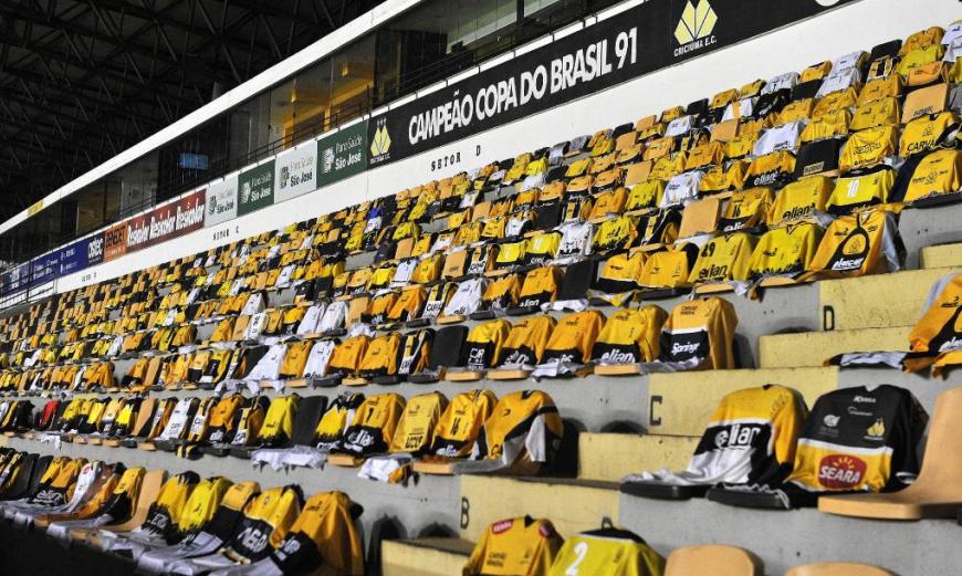 Catarinense: Criciúma homenageia torcida com camisas nas arquibancadas