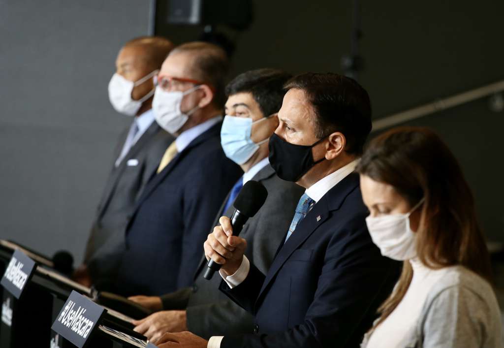 Reinaldo Carneiro Bastos, o segundo da esquerda para direita