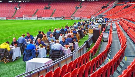 Sem futebol, clube europeu transforma estádio em restaurante à beira do gramado