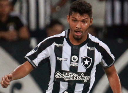 Afastado por ‘furar’ quarentena, jogador do Botafogo é negociado com clube europeu