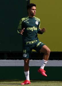 Palmeiras renova com atacante que é tido como 'principal promessa da base' até 2025