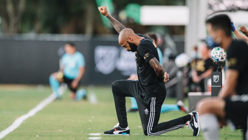 Em jogo da MLS, Henry fica de joelhos por 8min46s para homenagear George Floyd