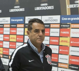 Diretor do Corinthians admite excesso de contratações e diz que alertou Sanchez