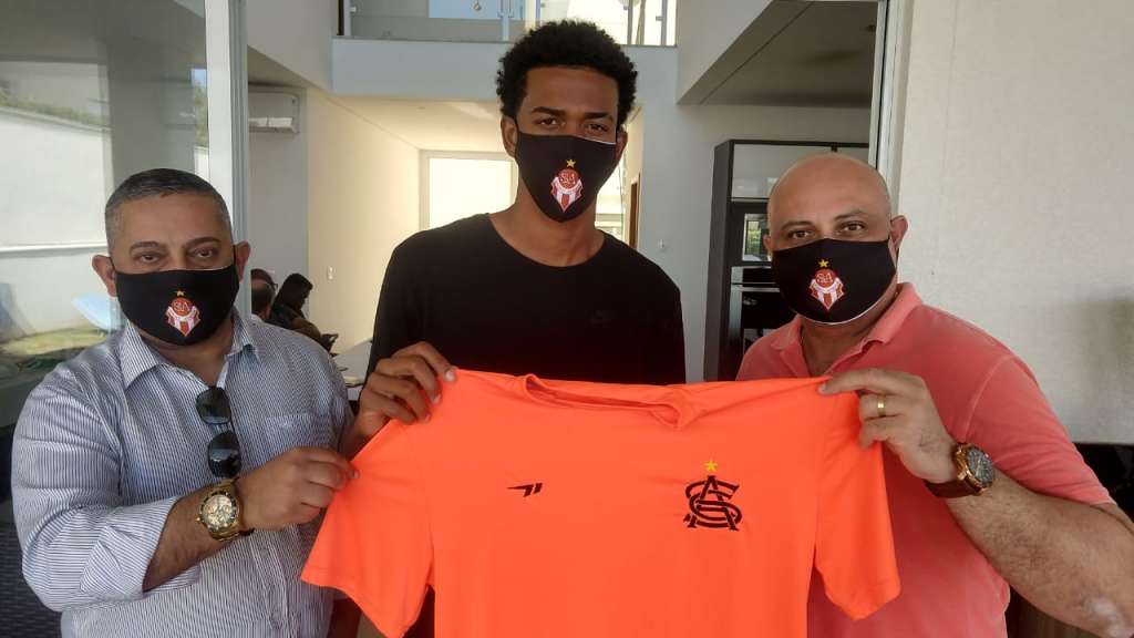 Carlinhos foi apresentado nesta sexta-feira