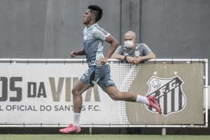 'Menino da Vila' celebra chance no profissional no Santos: 'Experiência muito boa'