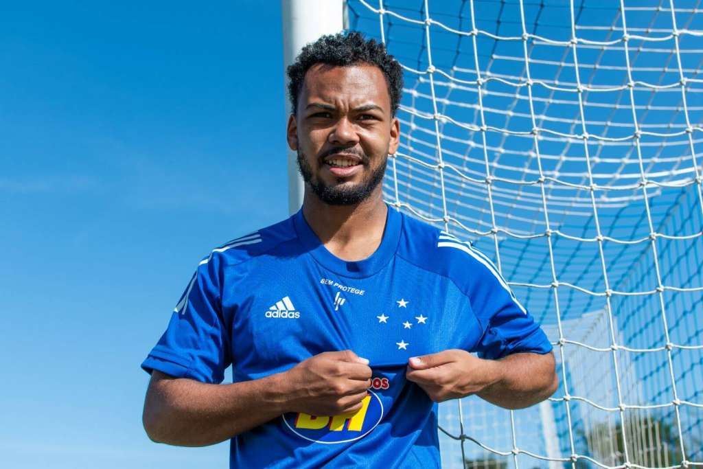 Claudinho foi apresentado como reforço do Cruzeiro (Foto: Bruno Haddad/Cruzeiro)