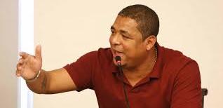 Vampeta revela que ídolo do São Paulo lhe pediu cerveja e dançou em cima da mesa