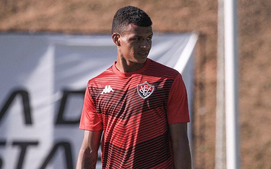 Atacante está perto de trocar Vitória por Santa Cruz: “Faltam detalhes”