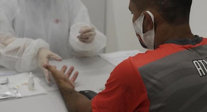 Clube nordestino confirma dez casos de Covid-19, sendo sete jogadores