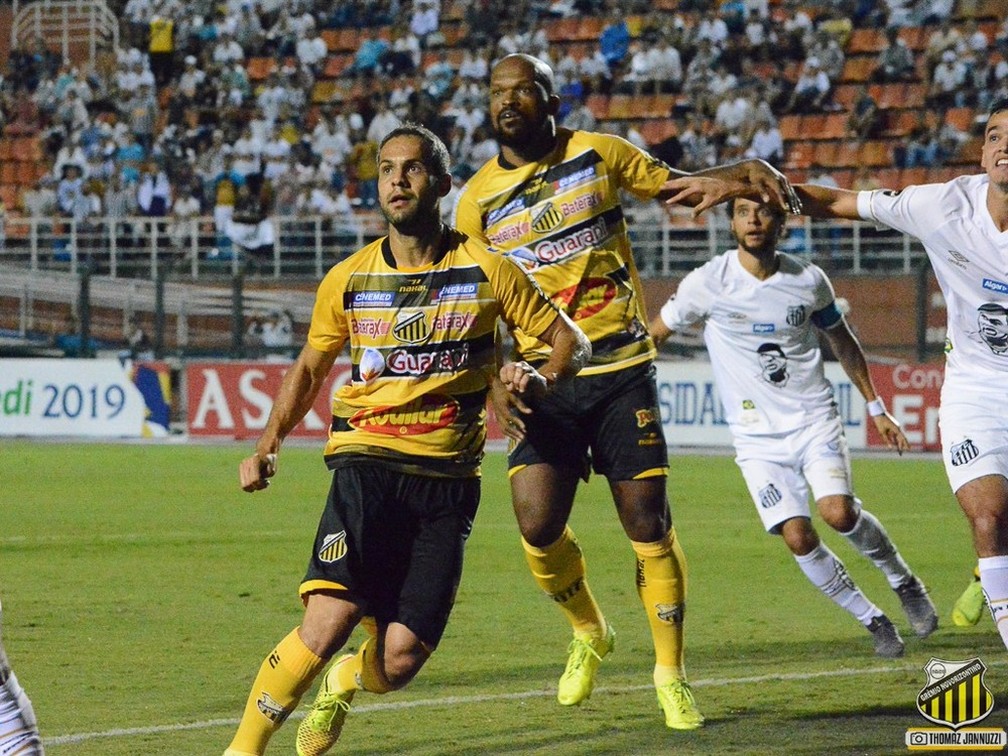 Fome, falta de amparo e promessas: brasileiros sofrem ao tentar jogar no exterior