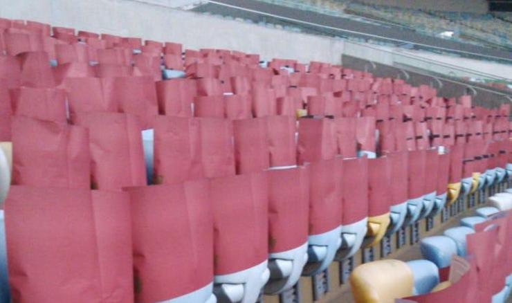 Torcida do Fluminense prepara mosaico para duelo contra Flamengo