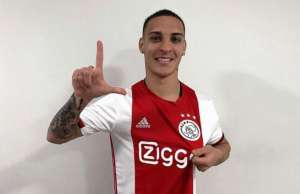 Ex-São Paulo posa com a camisa do Ajax: 'É uma grande honra'