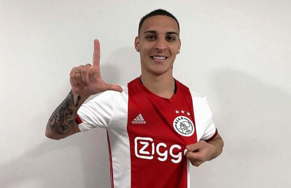 Ex-São Paulo posa com a camisa do Ajax: ‘É uma grande honra’