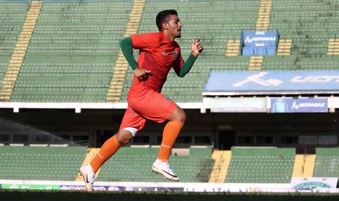 Após assédio do Santos, Guarani renova contrato com lateral até março de 2023