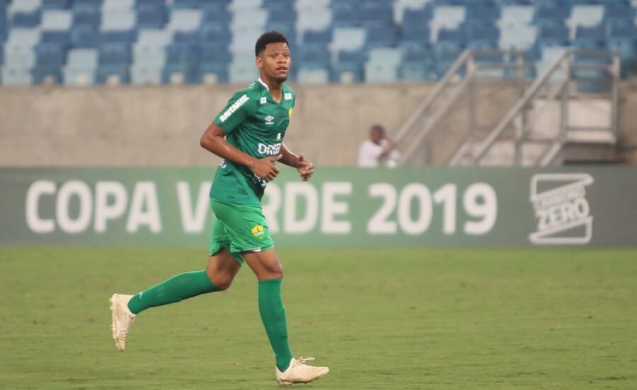 Pensando na Série B, Cuiabá rescinde contrato com zagueiro