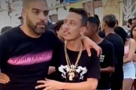 Sem máscara, Adriano Imperador vai a baile funk e sai amparado por amigo