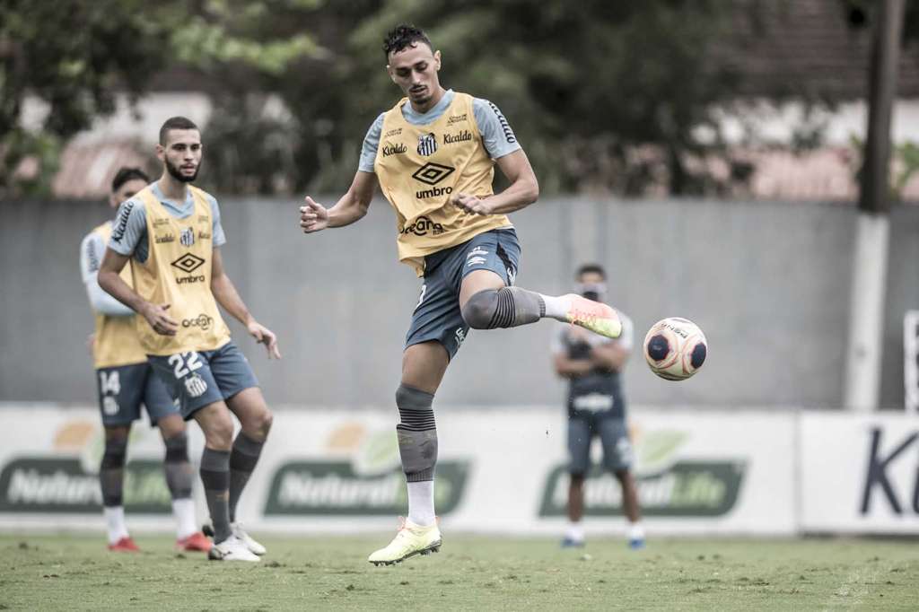 Santos muda rotina e faz primeiro treino com elenco reunido