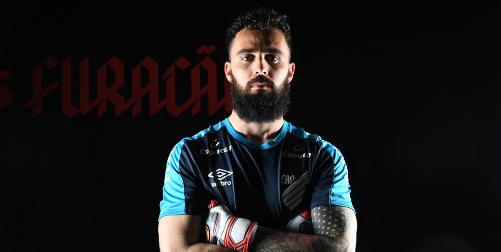 Ex-Chape, goleiro pode deixar Athletico para reforçar rival do Brasileirão