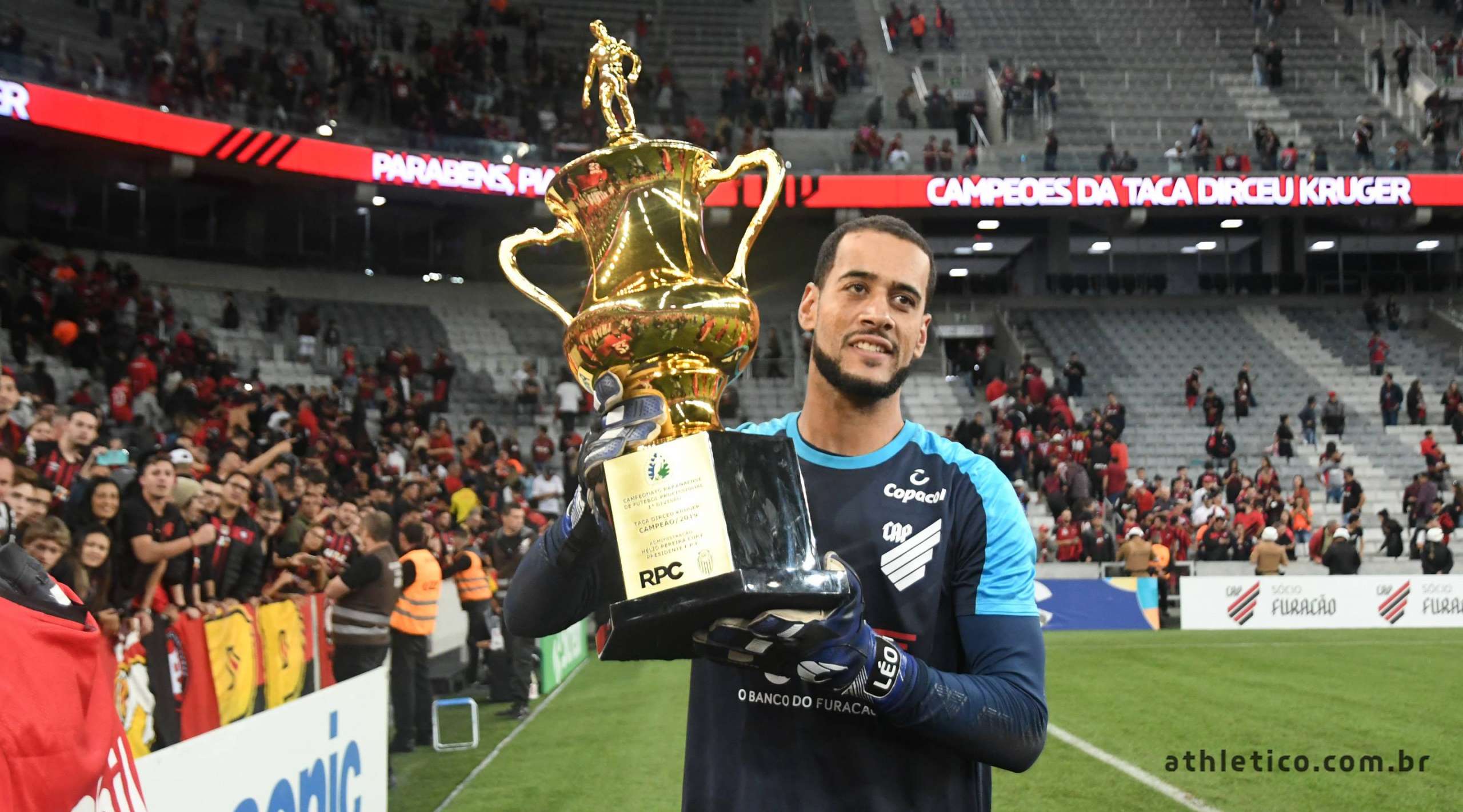 Sem acordo com o Athletico-PR, goleiro pode assinar com rival do Brasileirão