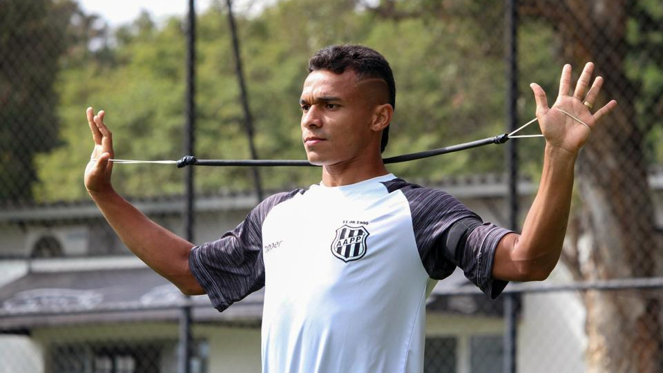 Ponte Preta chega a acordo com atacante e rescinde contrato de forma amigável