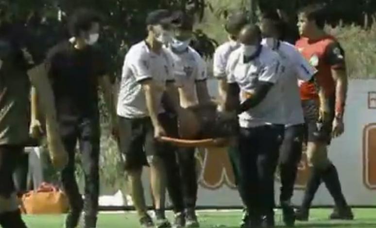 Diego Tardelli deixa campo de maca em vitória do Atlético-MG em jogo-treino