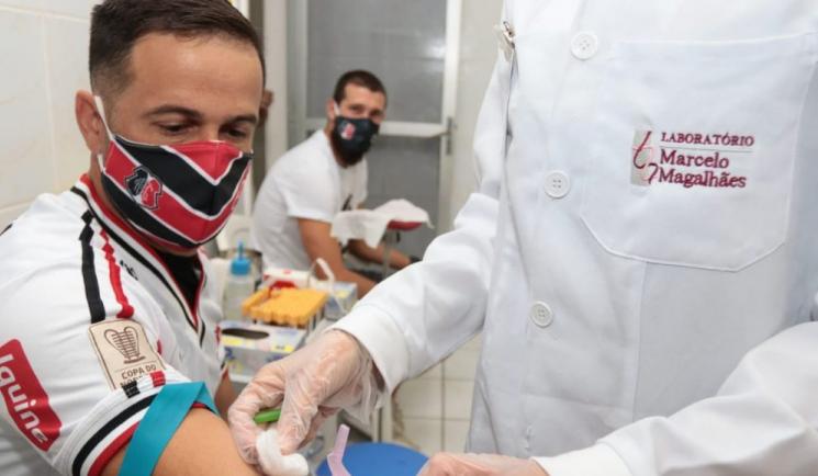 Santa Cruz revela que reforço vindo do Athletico está com Covid-19