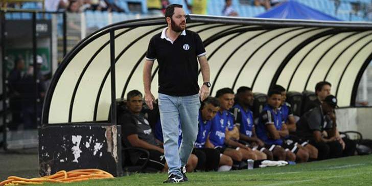 Com faixas por Piracicaba, torcida do XV critica saída de técnico e exige acesso