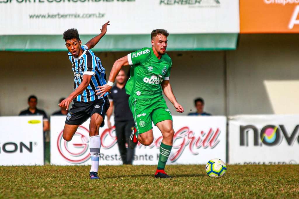  Péricles em ação defendendo a Chapecoense (Foto: Divulgação)