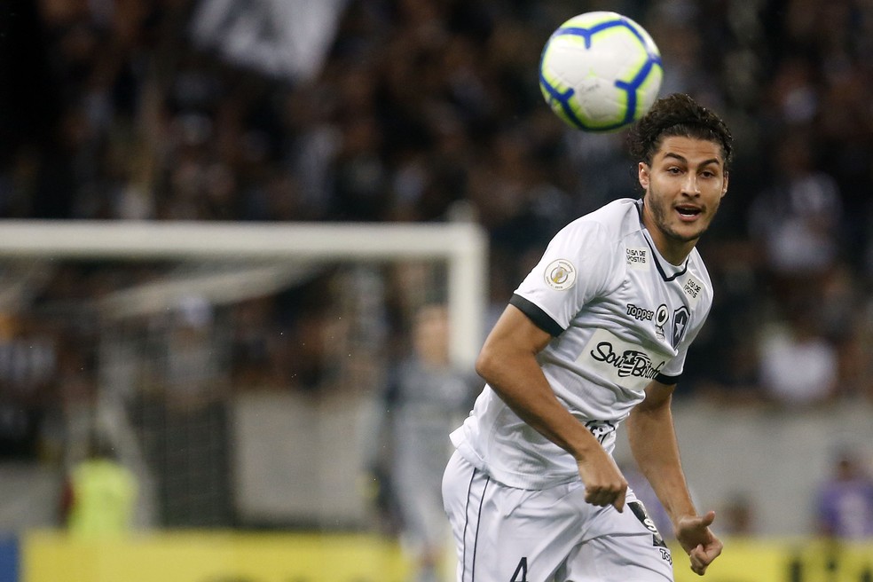 Sondado por Corinthians, Inter e Fla, lateral deve mesmo renovar com o Botafogo