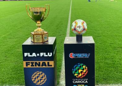 Troféu de campeão e bola da decisão