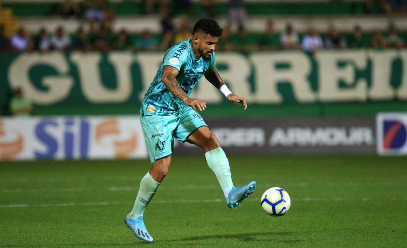 Com covid-19, atacante da Chape recebe alta e não apresenta sintomas