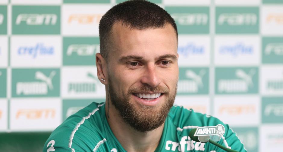 Meia testa positivo para Covid-19 e será mais um desfalque do Palmeiras no dérbi