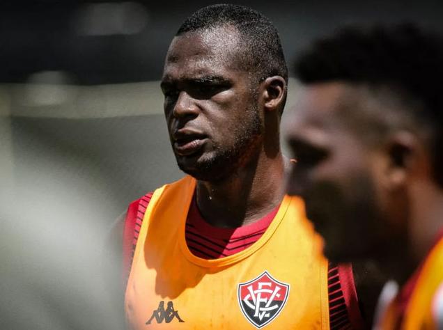 Vitória rescinde contrato com zagueiro que fez apenas dez jogos em um ano