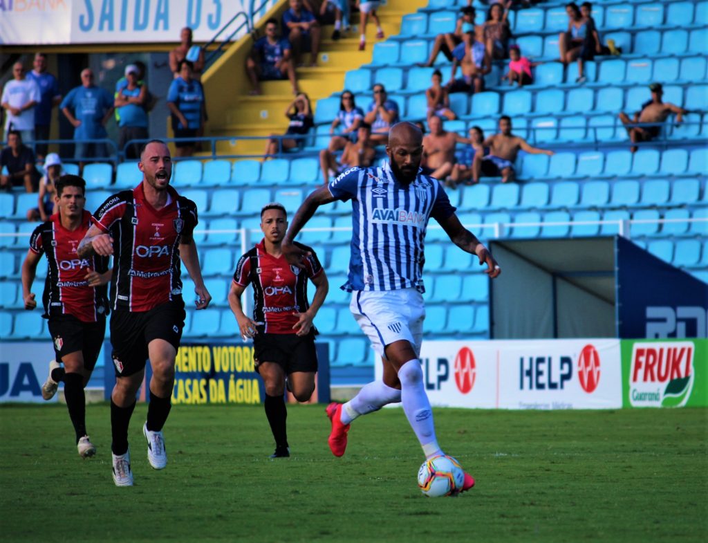 De volta após cumprir suspensão, Bruno Silva confia na classificação do Avaí