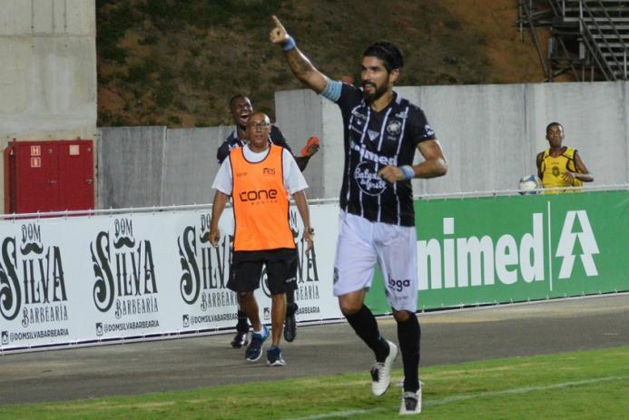 Outrora atração, Loco Abreu agora vira problemão ao Rio Branco