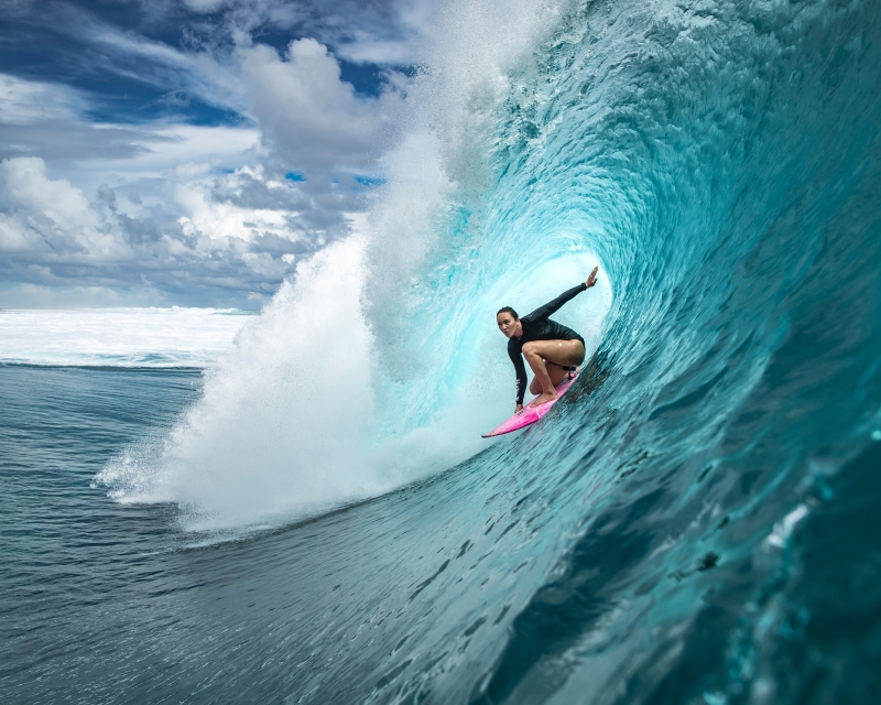 Favorita no surfe da Olimpíada, Carissa Moore estreita laços com fãs em projeto