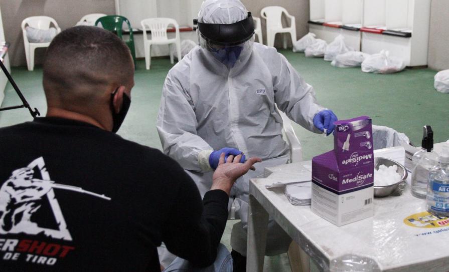 Clube da Série B isola jogador após “contato com familiar positivo”