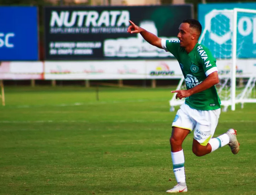 Chapecoense renova com promessa e divulga quatro casos de covid-19