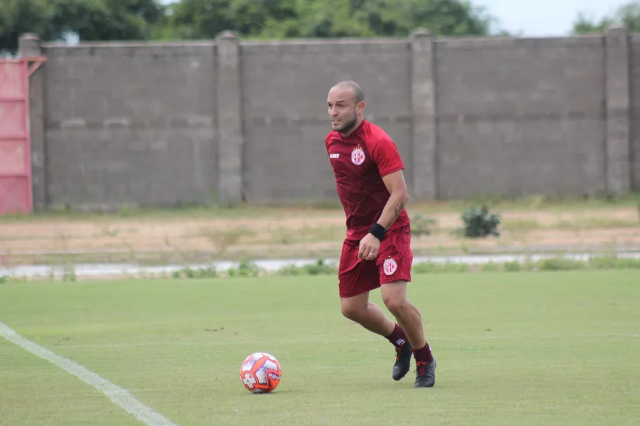 Clube da Série D renova com meia que foi destaque em 2019 e vinha sendo 12º jogador