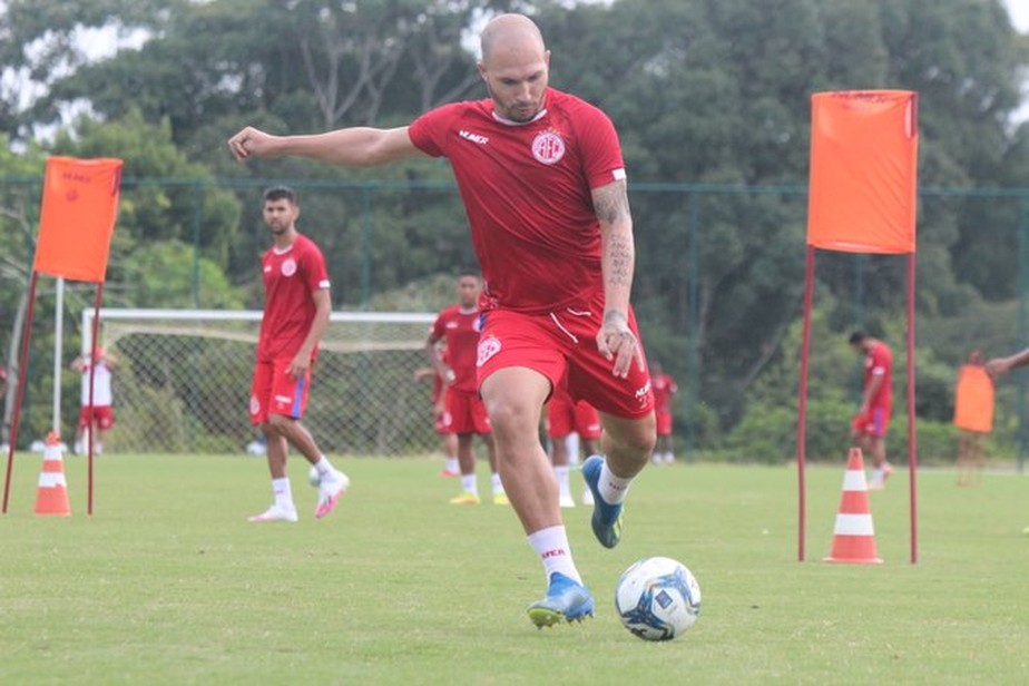 Potiguar: América confirma saída de zagueiro, meia e atacante