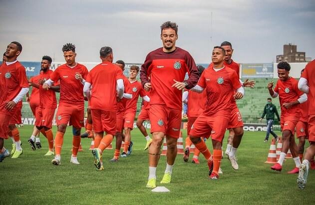 O meia Arthur Rezende retornou ao Guarani