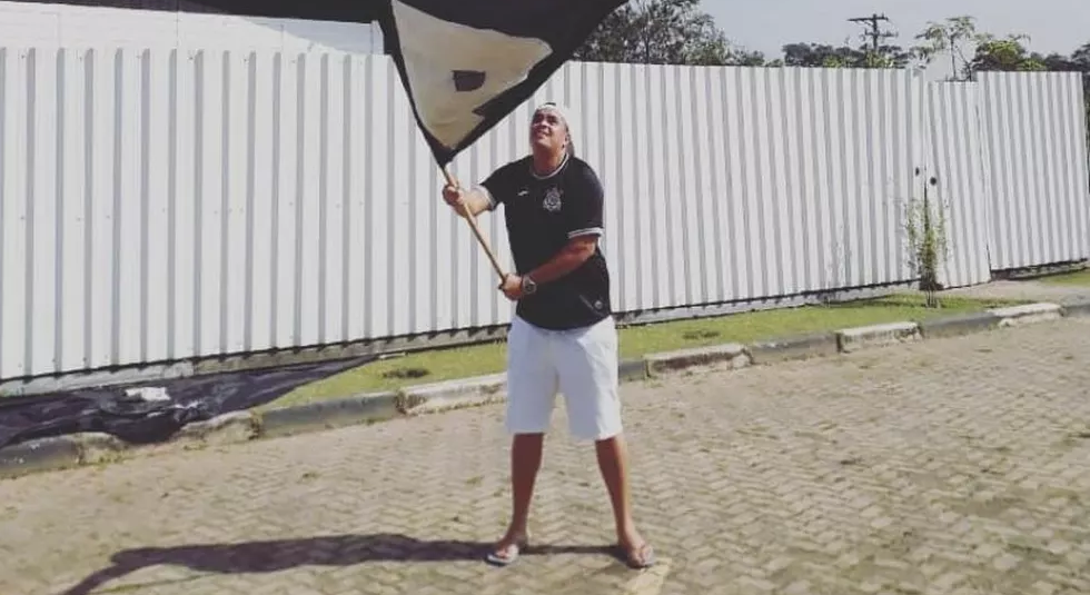 Torcedores comparecem ao CT para apoiar Corinthians antes de clássico