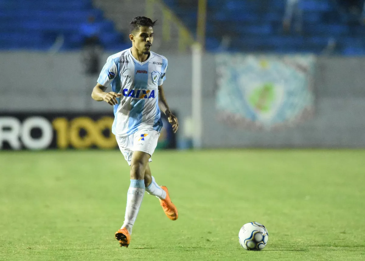 Lateral campeão da Série B em 2019 é emprestado e defenderá time mato-grossense