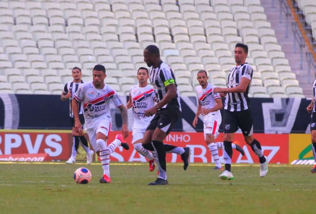 Ceará sofreu, mas conseguiu a classificação diante do Ferroviário (Foto: Xandy Rodrigues/FAC)