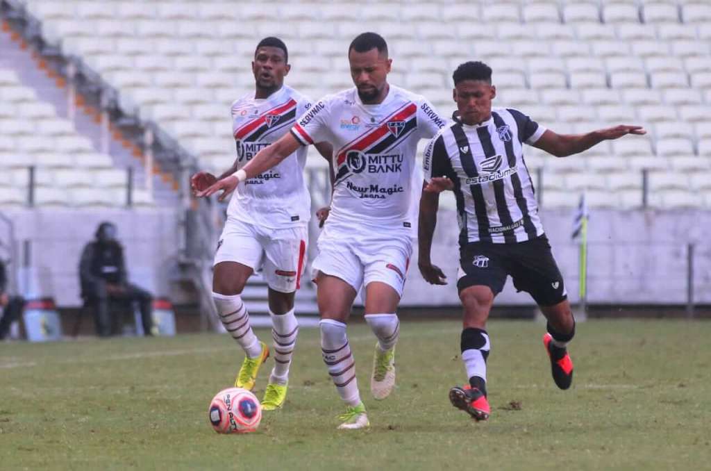 O Ferroviário partiu com tudo para cima do Ceará nos minutos finais (Foto: Xandy Rodrigues/FAC)