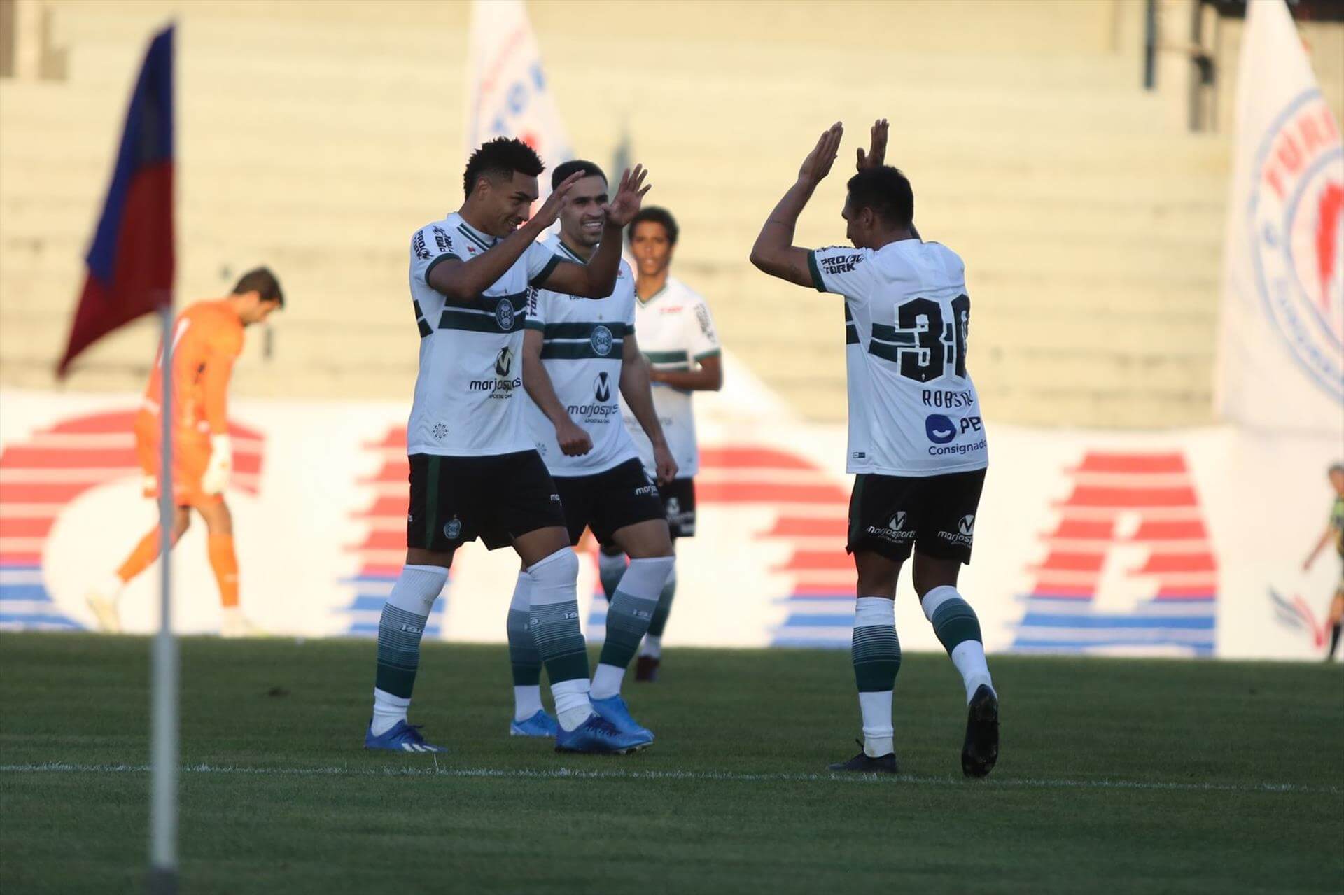 PARANAENSE: Coritiba bate Paraná; Londrina e Athletico ficam no empate