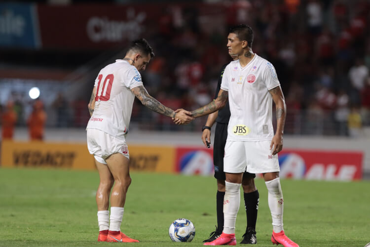 Atacante do Náutico tira sarro de rival após eliminação no Pernambucano