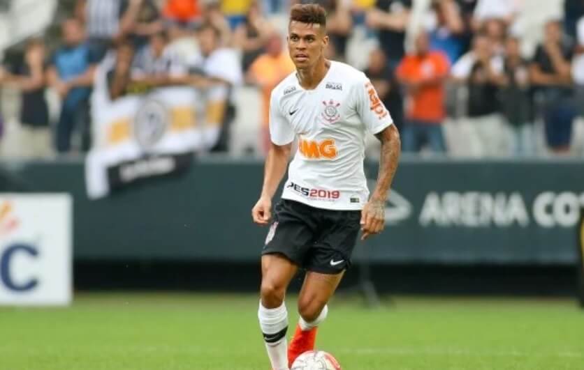 Volante “copia” zagueiro e troca o Corinthians pelo Athletico-PR