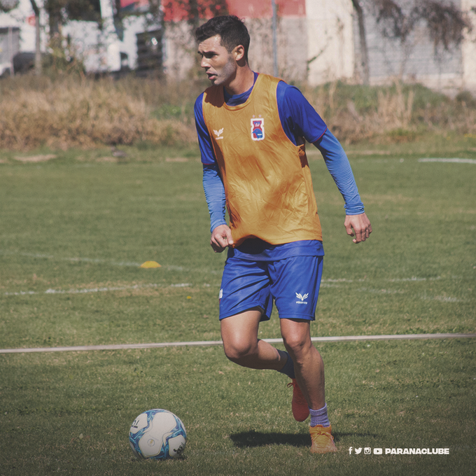 Clube da Série B contrata lateral-esquerdo que foi escolhido para Seleção do Carioca