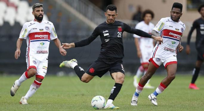 Vasco perde volante, mas deve receber atleta do Bragantino; Lateral da seleção é sonho